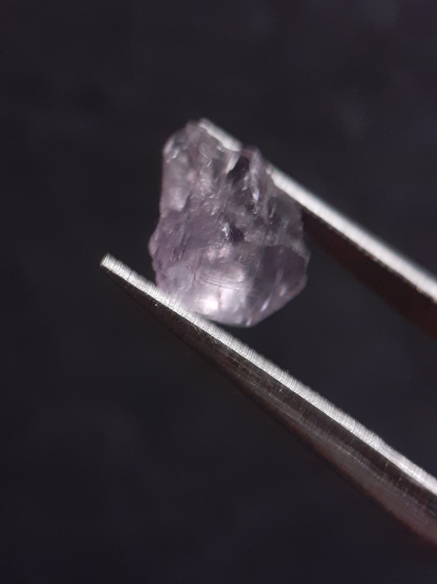 Natural light violet Scapolite - 1.734 ct - rough gemstone