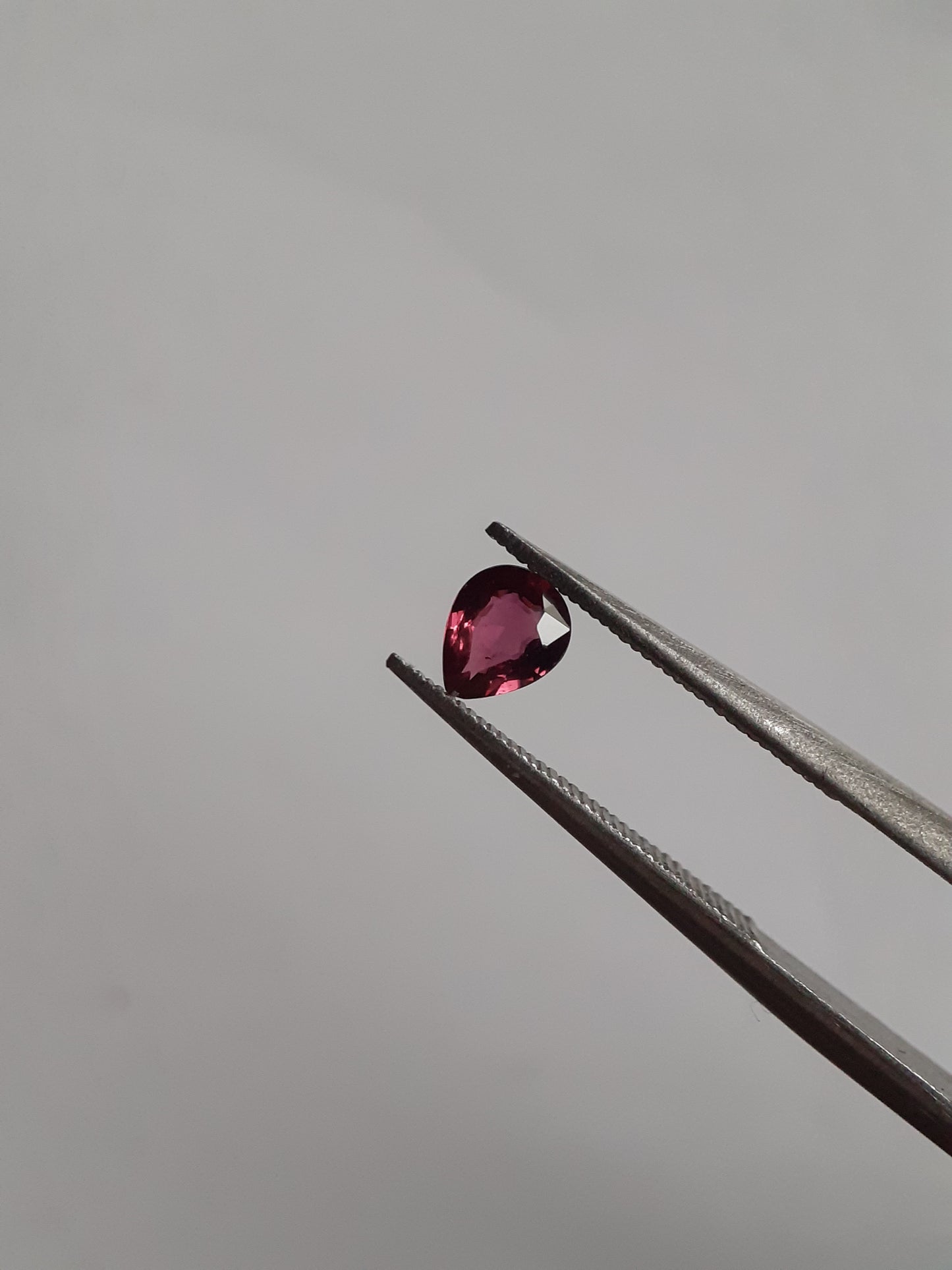 Natural red Ruby - 0.29 ct - Pear - unheated - East Africa - puplish red ruby - excellent luster