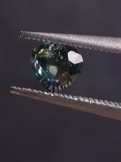 Natural bluish yellowish green sapphire - 0.28 ct - Heart - unheated - bicolor