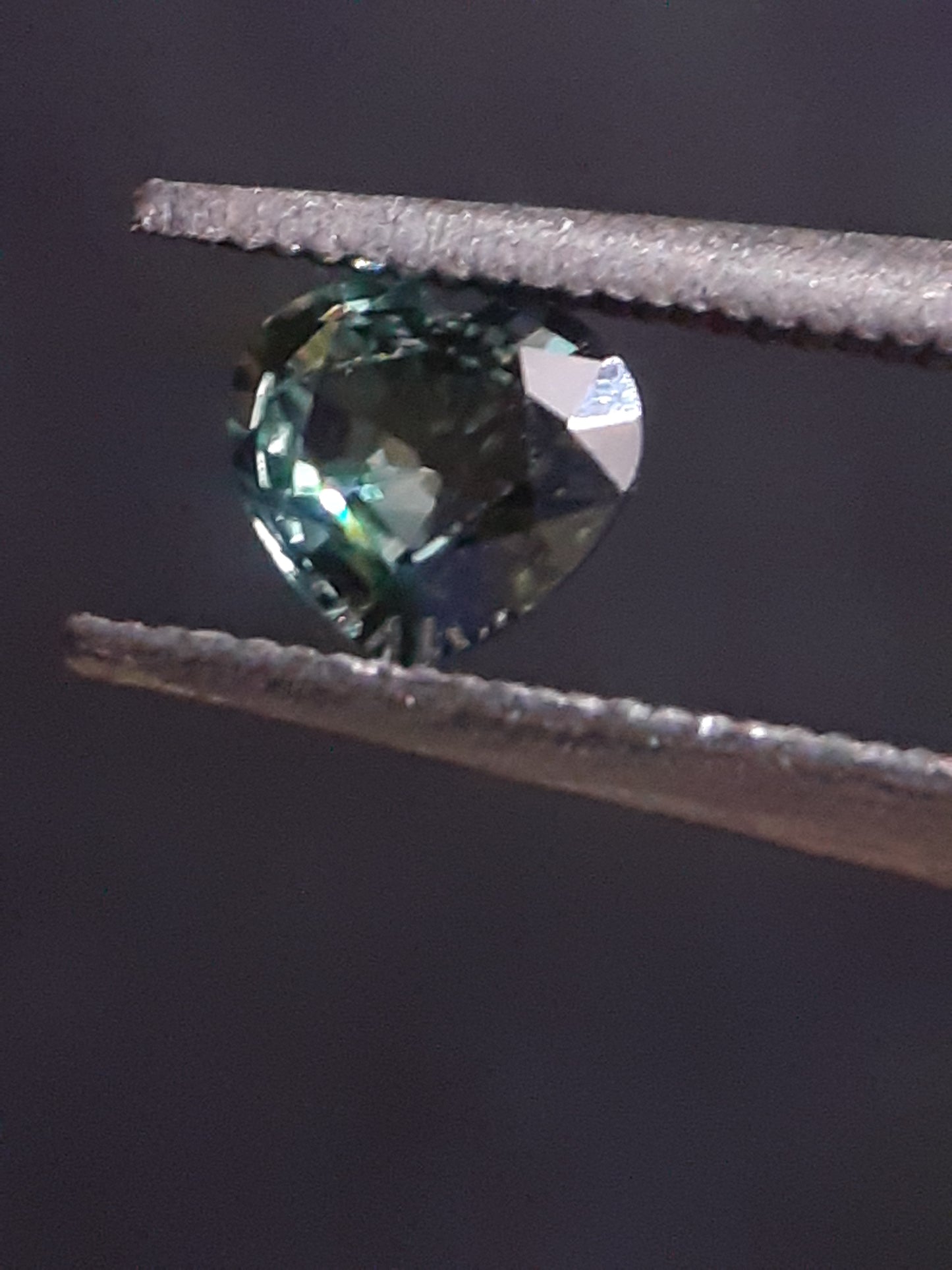 Natural bluish yellowish green sapphire - 0.28 ct - Heart - unheated - bicolor