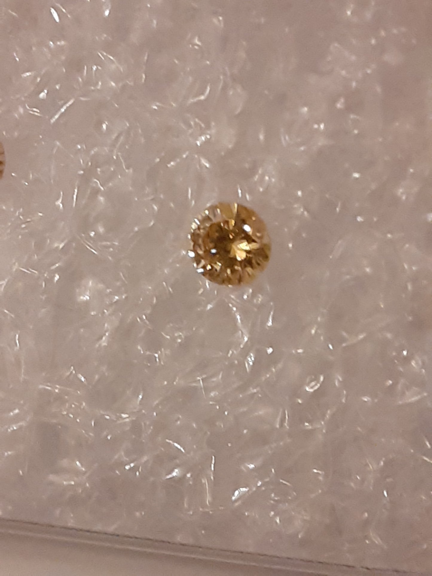 Pair of natural Diamonds - Round 0.06 tcw ALGT certified and sealed