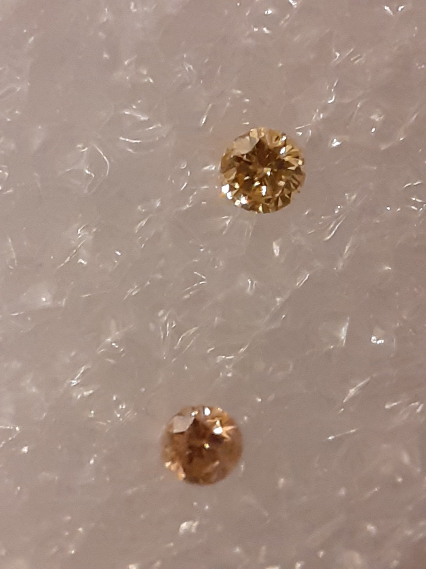 Pair of natural Diamonds - Round 0.06 tcw ALGT certified and sealed