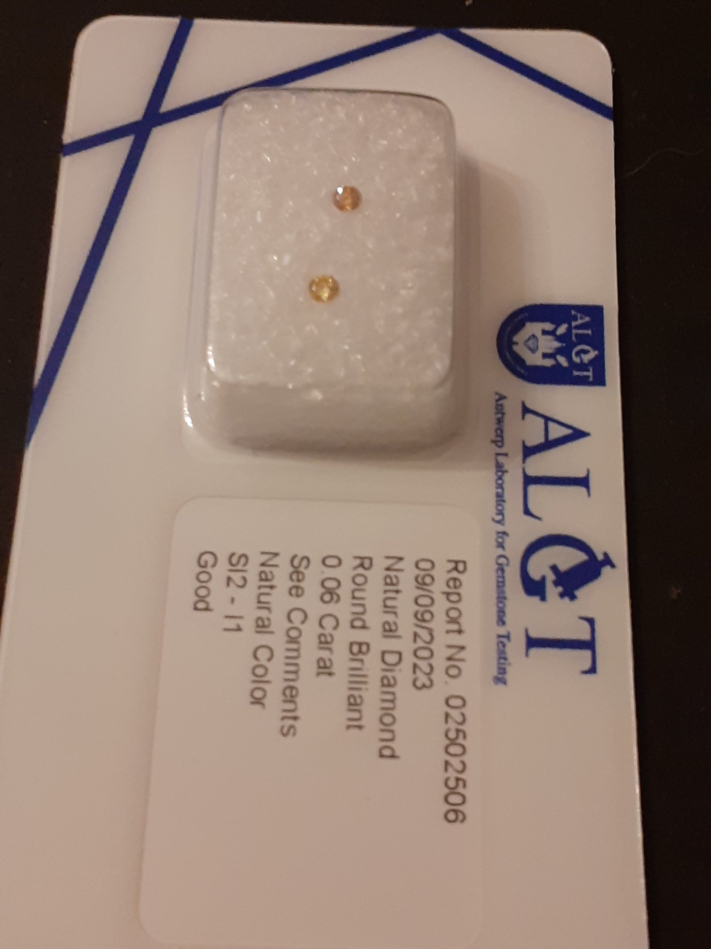 Pair of natural Diamonds - Round 0.06 tcw ALGT certified and sealed