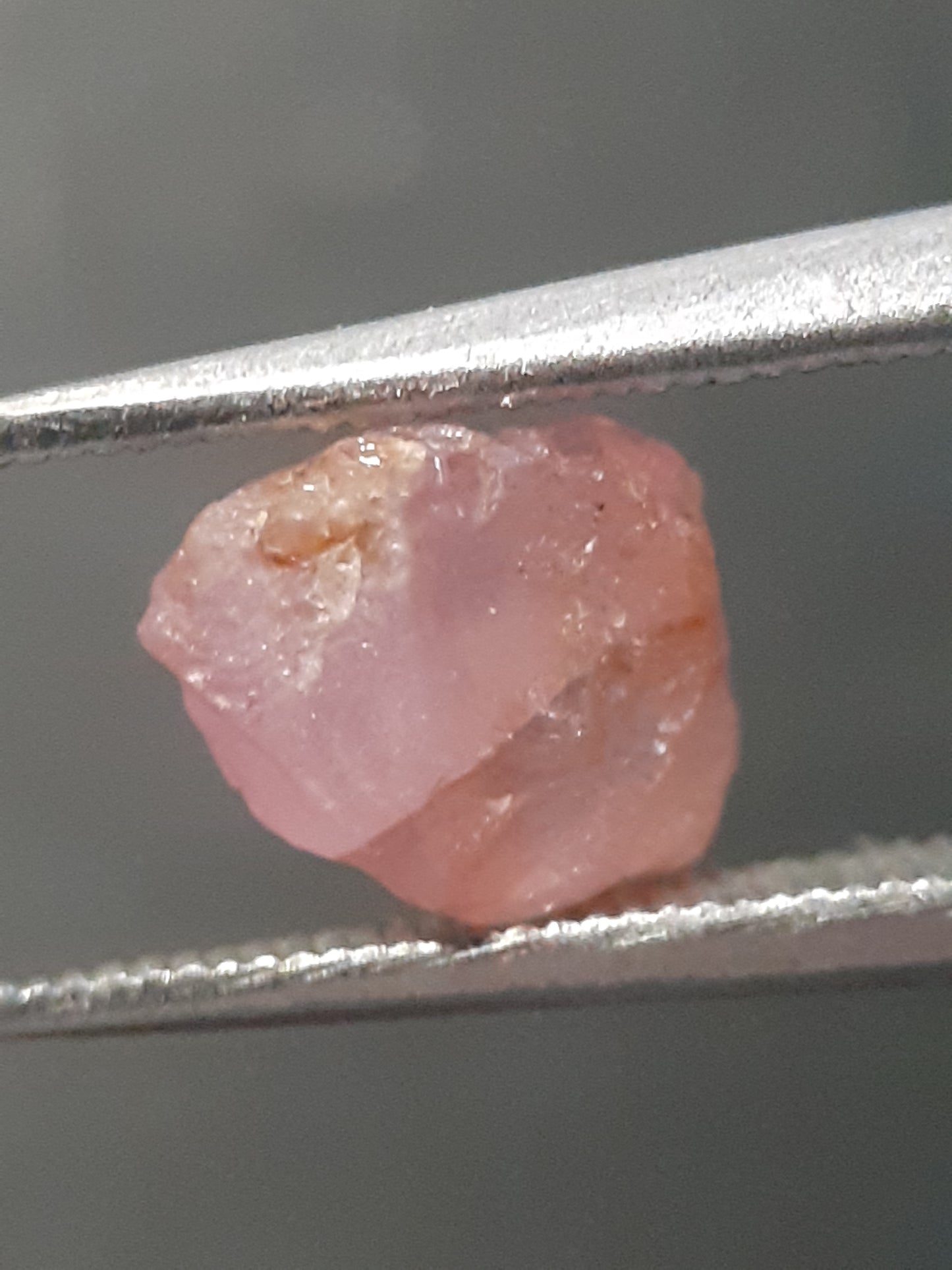 Natural purplish pink Spinel - 1.610 ct - Rough Gemstone - for faceting - unheated