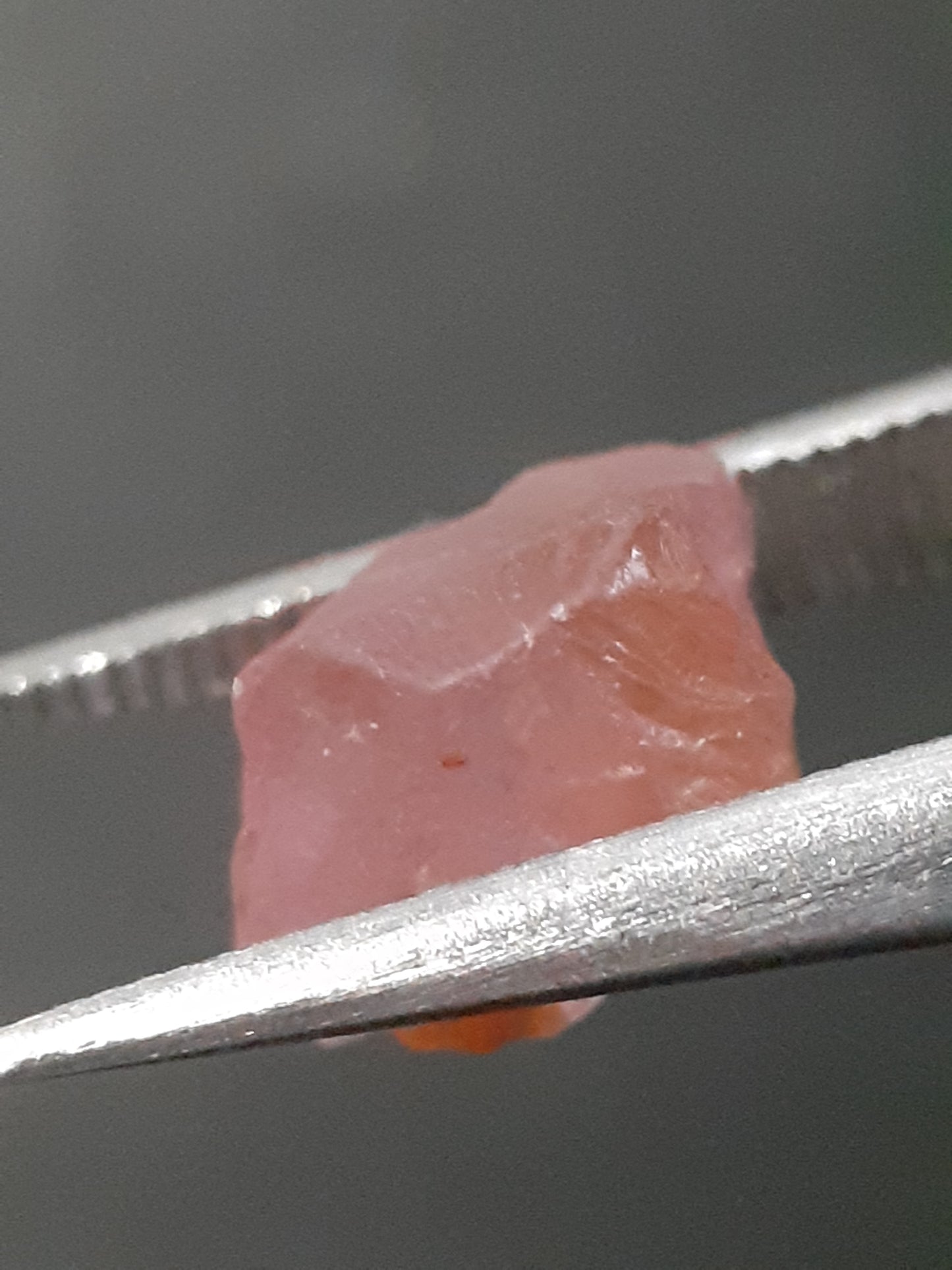 Natural purplish pink Spinel - 1.610 ct - Rough Gemstone - for faceting - unheated