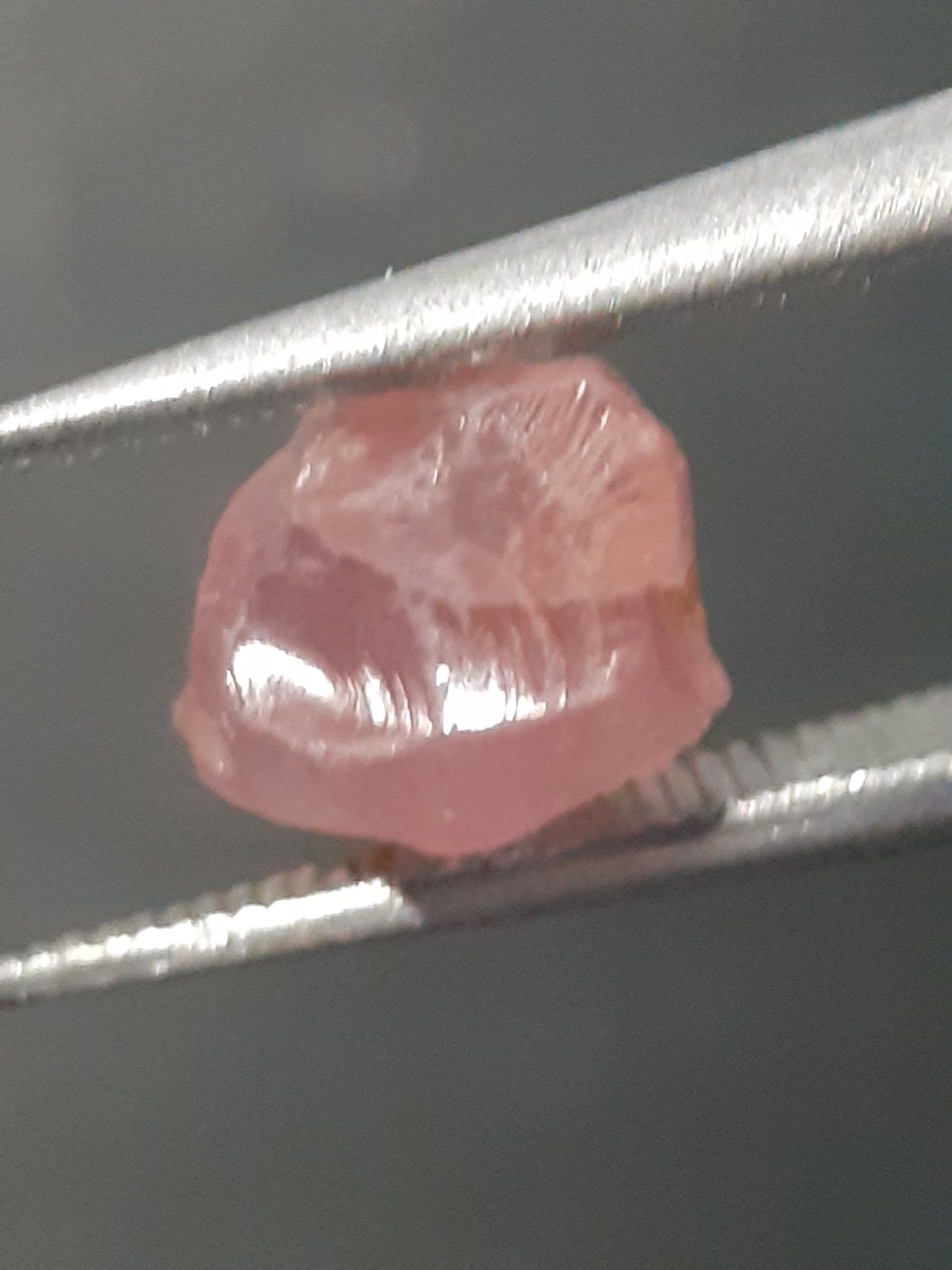 Natural purplish pink Spinel - 1.610 ct - Rough Gemstone - for faceting - unheated