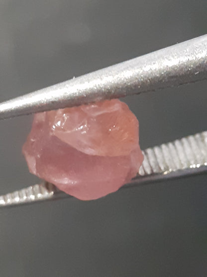 Natural purplish pink Spinel - 1.610 ct - Rough Gemstone - for faceting - unheated