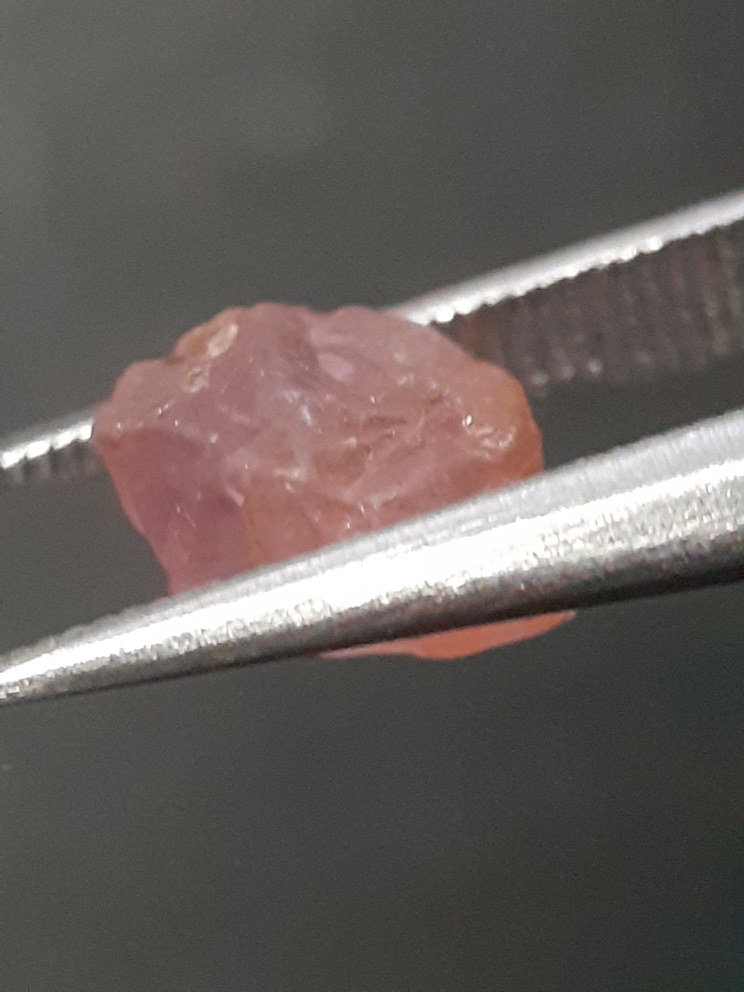 Natural purplish pink Spinel - 1.610 ct - Rough Gemstone - for faceting - unheated