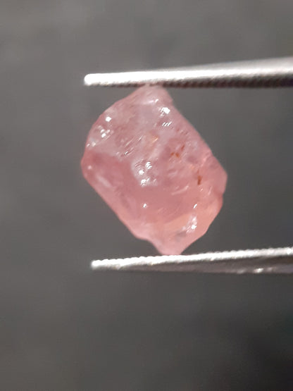 Natural purplish pink Spinel - 2.804 ct - Rough Gemstone - for faceting - unheated