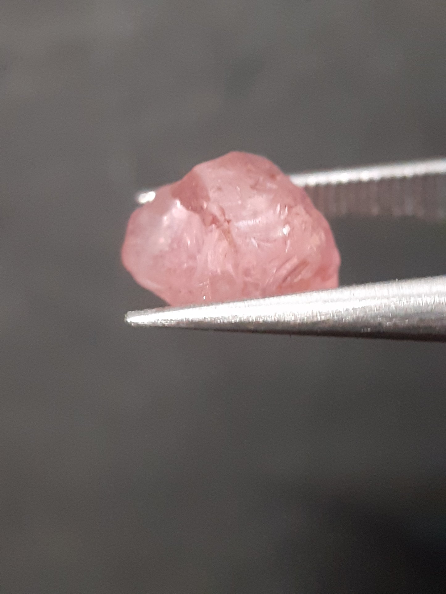 Natural purplish pink Spinel - 2.804 ct - Rough Gemstone - for faceting - unheated