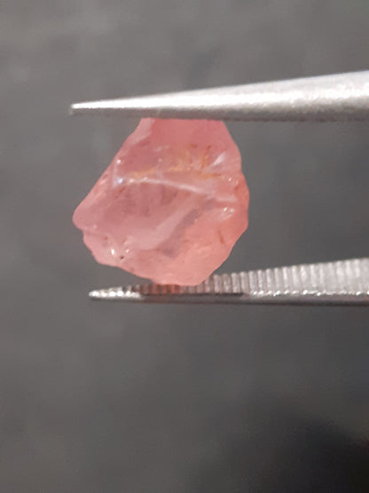 Natural purplish pink Spinel - 2.804 ct - Rough Gemstone - for faceting - unheated