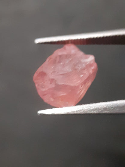 Natural purplish pink Spinel - 2.804 ct - Rough Gemstone - for faceting - unheated