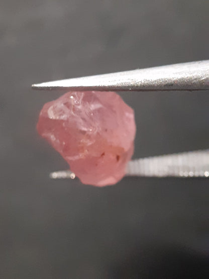 Natural purplish pink Spinel - 2.804 ct - Rough Gemstone - for faceting - unheated