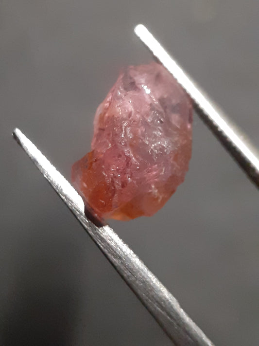 Natural orangy pink Spinel - 2.355 ct - Rough Gemstone - for faceting - unheated