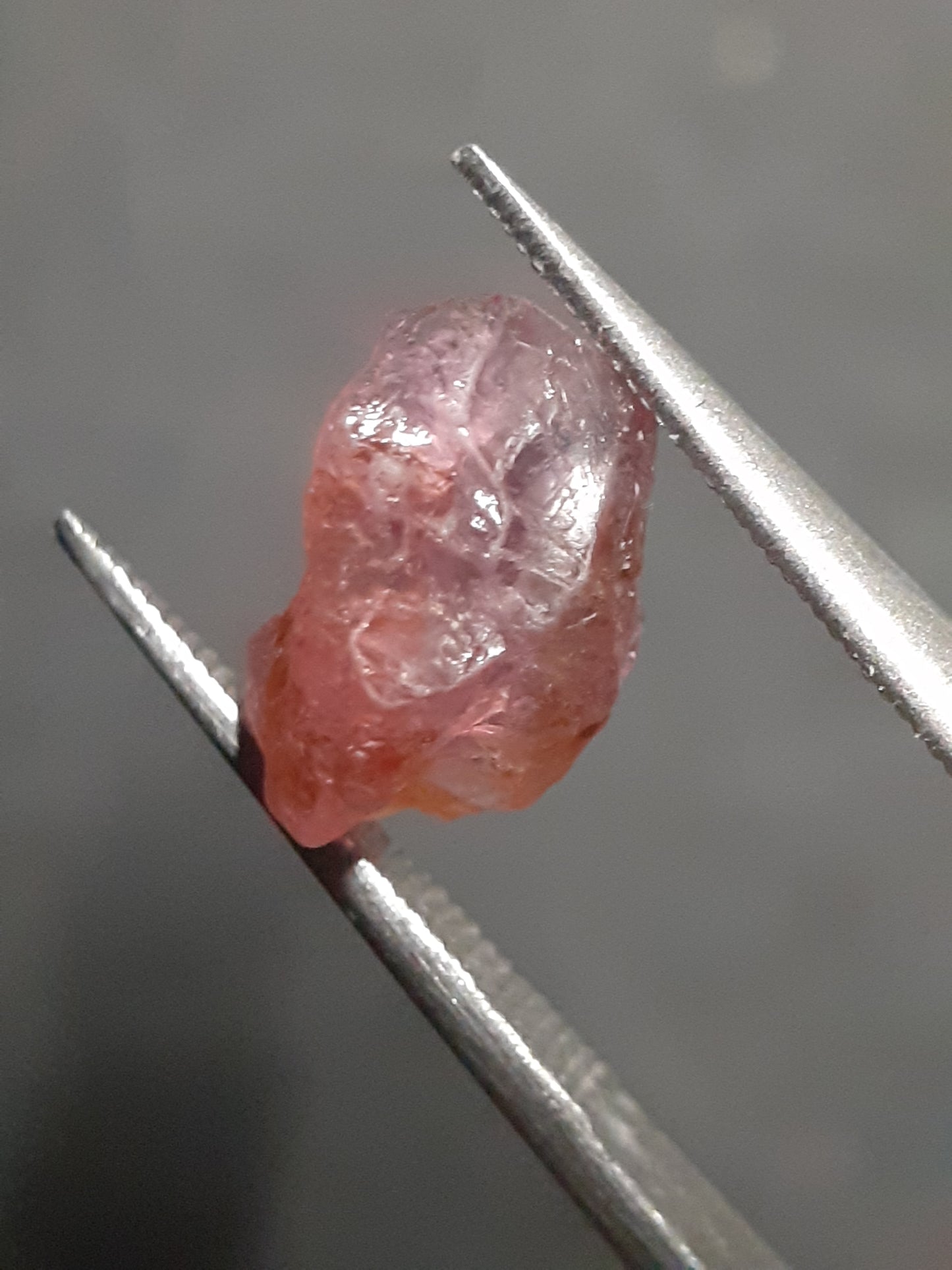 Natural orangy pink Spinel - 2.355 ct - Rough Gemstone - for faceting - unheated