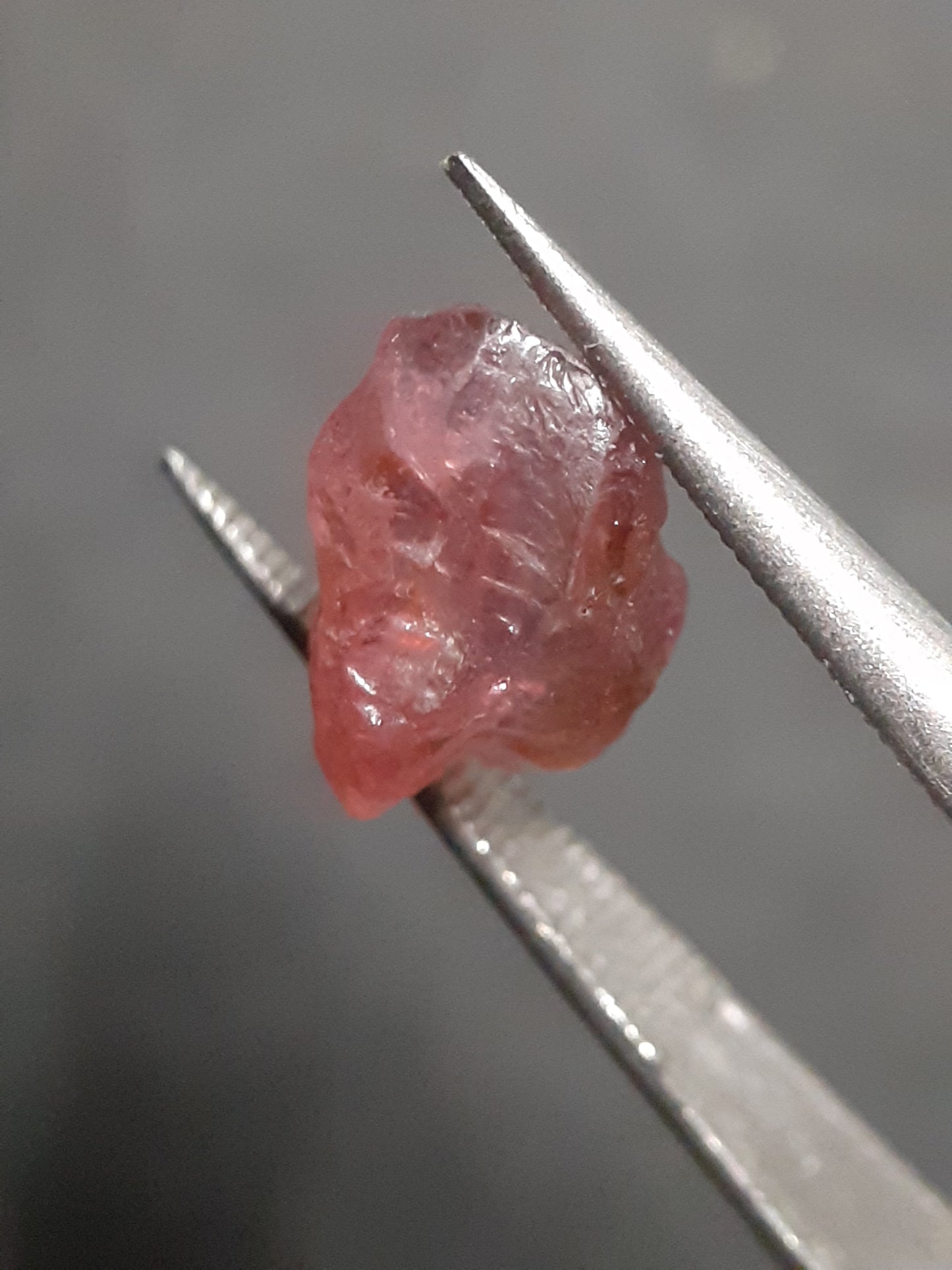 Natural orangy pink Spinel - 2.355 ct - Rough Gemstone - for faceting - unheated