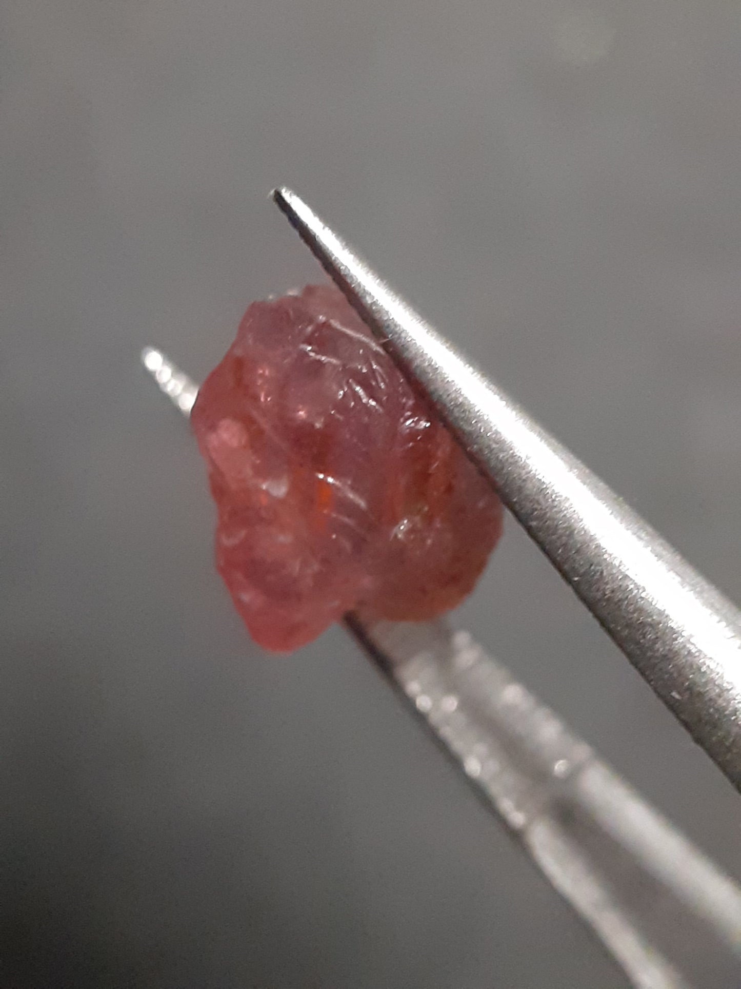 Natural orangy pink Spinel - 2.355 ct - Rough Gemstone - for faceting - unheated