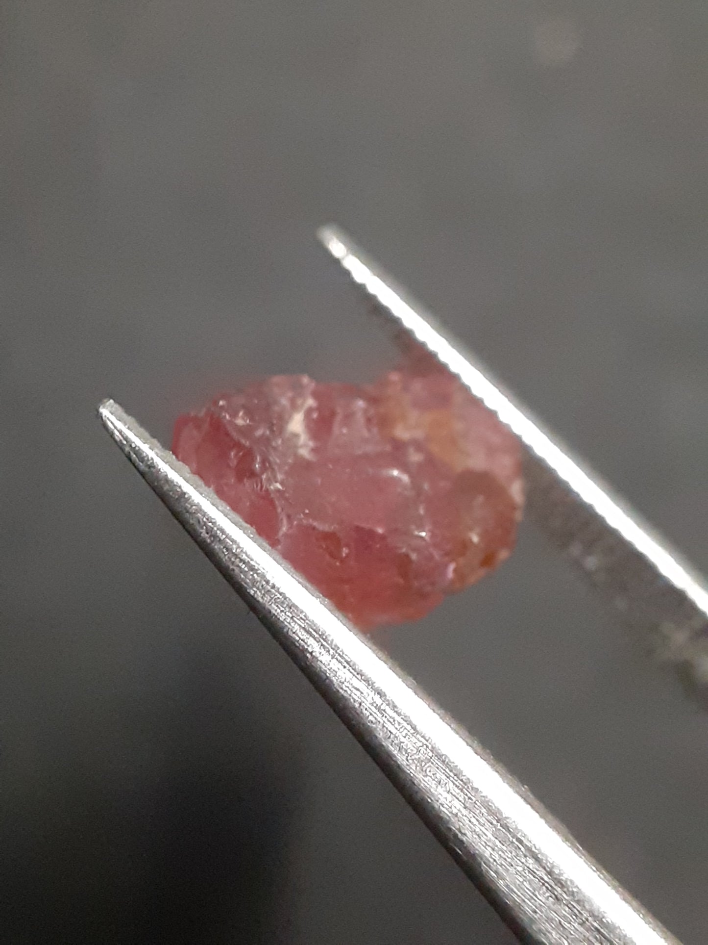 Natural orangy pink Spinel - 2.355 ct - Rough Gemstone - for faceting - unheated