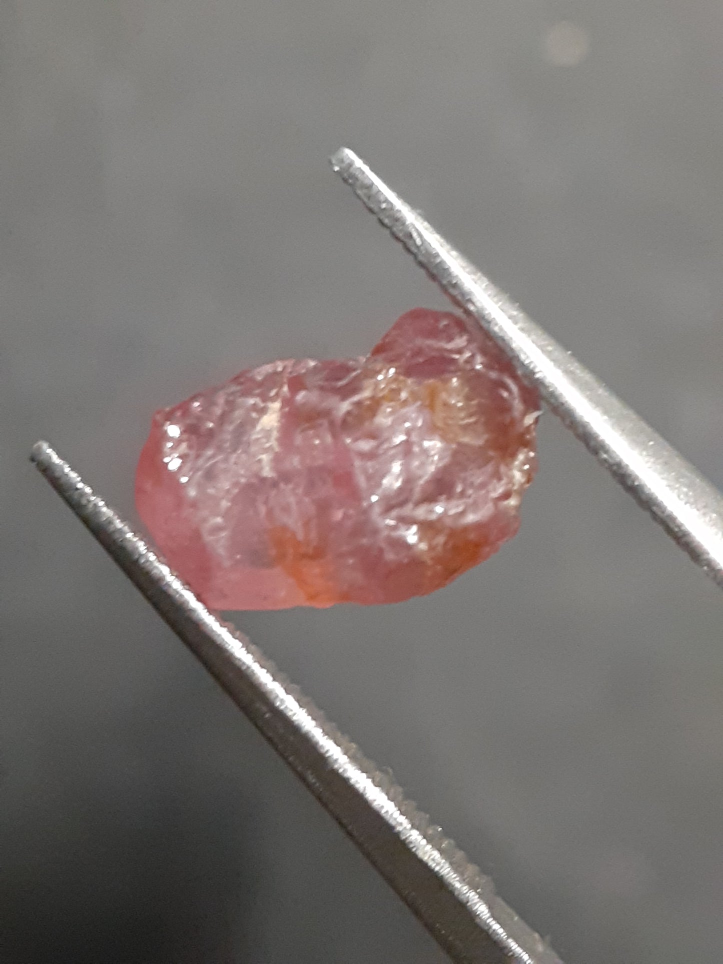 Natural orangy pink Spinel - 2.355 ct - Rough Gemstone - for faceting - unheated