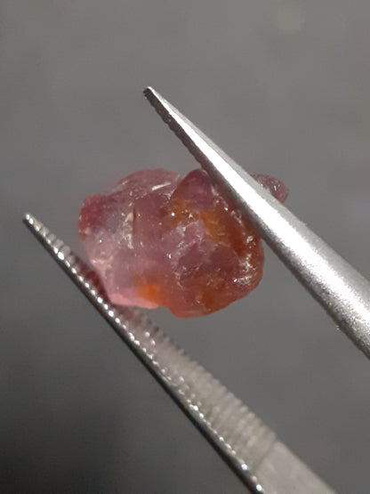 Natural orangy pink Spinel - 2.355 ct - Rough Gemstone - for faceting - unheated