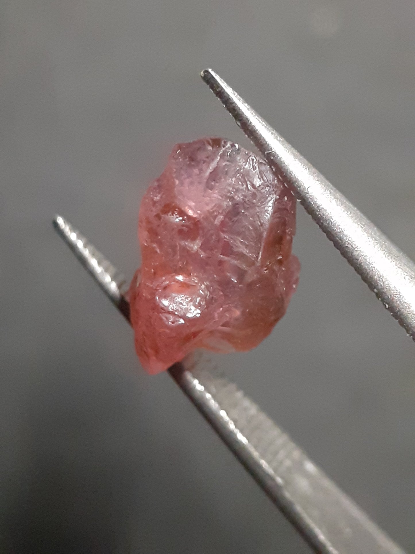 Natural orangy pink Spinel - 2.355 ct - Rough Gemstone - for faceting - unheated