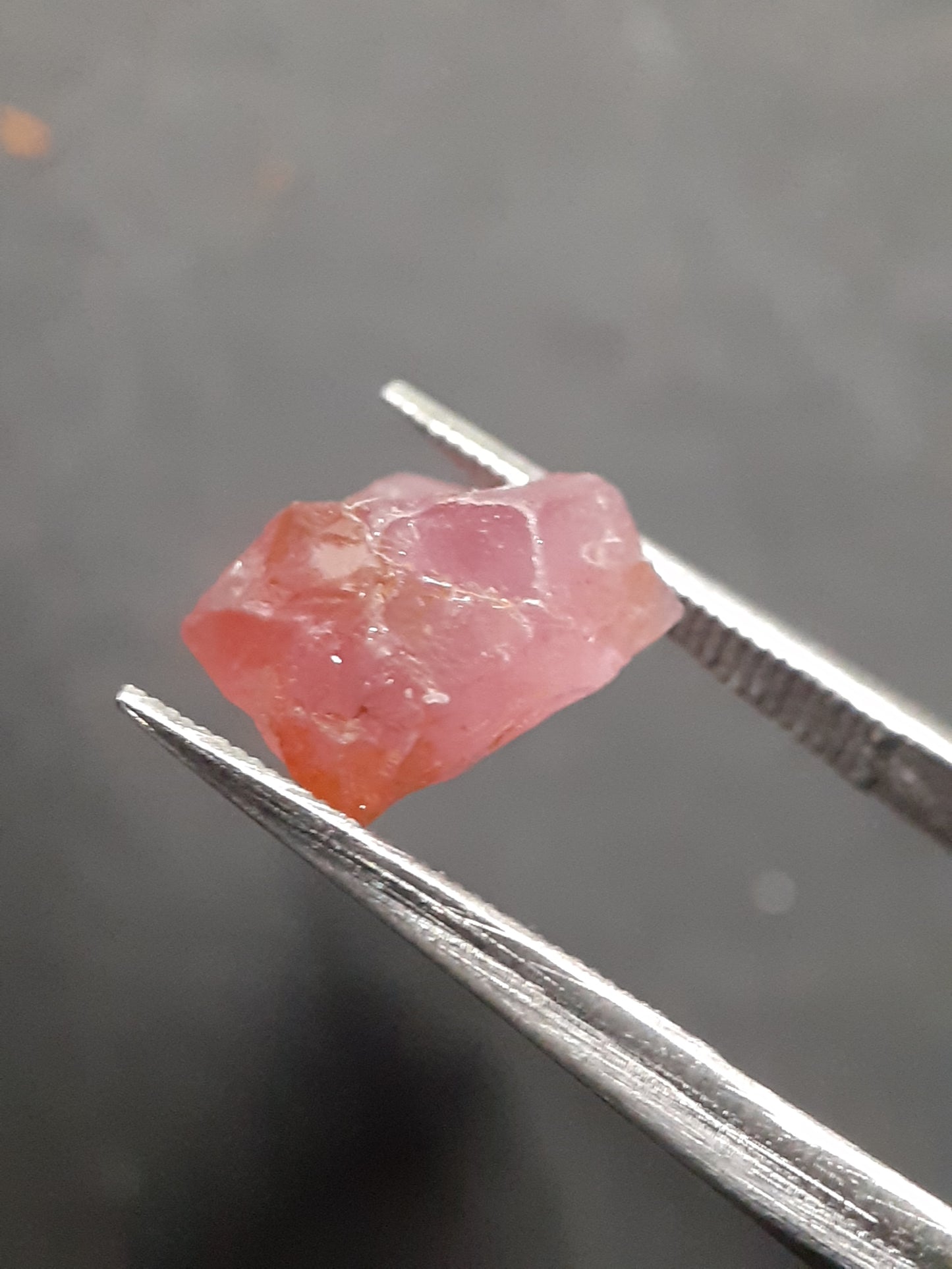 Natural purplish pink Spinel - 3.865 ct - Rough Gemstone for faceting - unheated