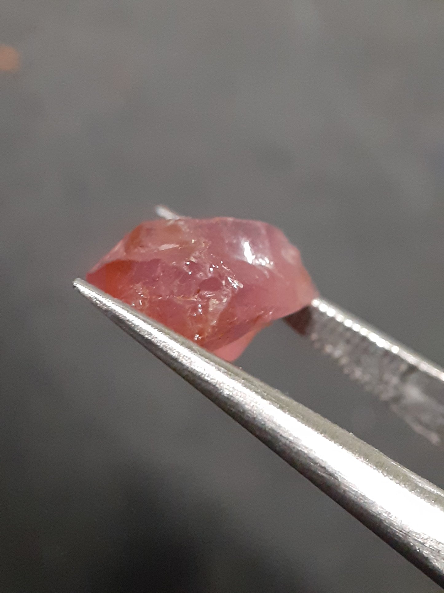 Natural purplish pink Spinel - 3.865 ct - Rough Gemstone for faceting - unheated