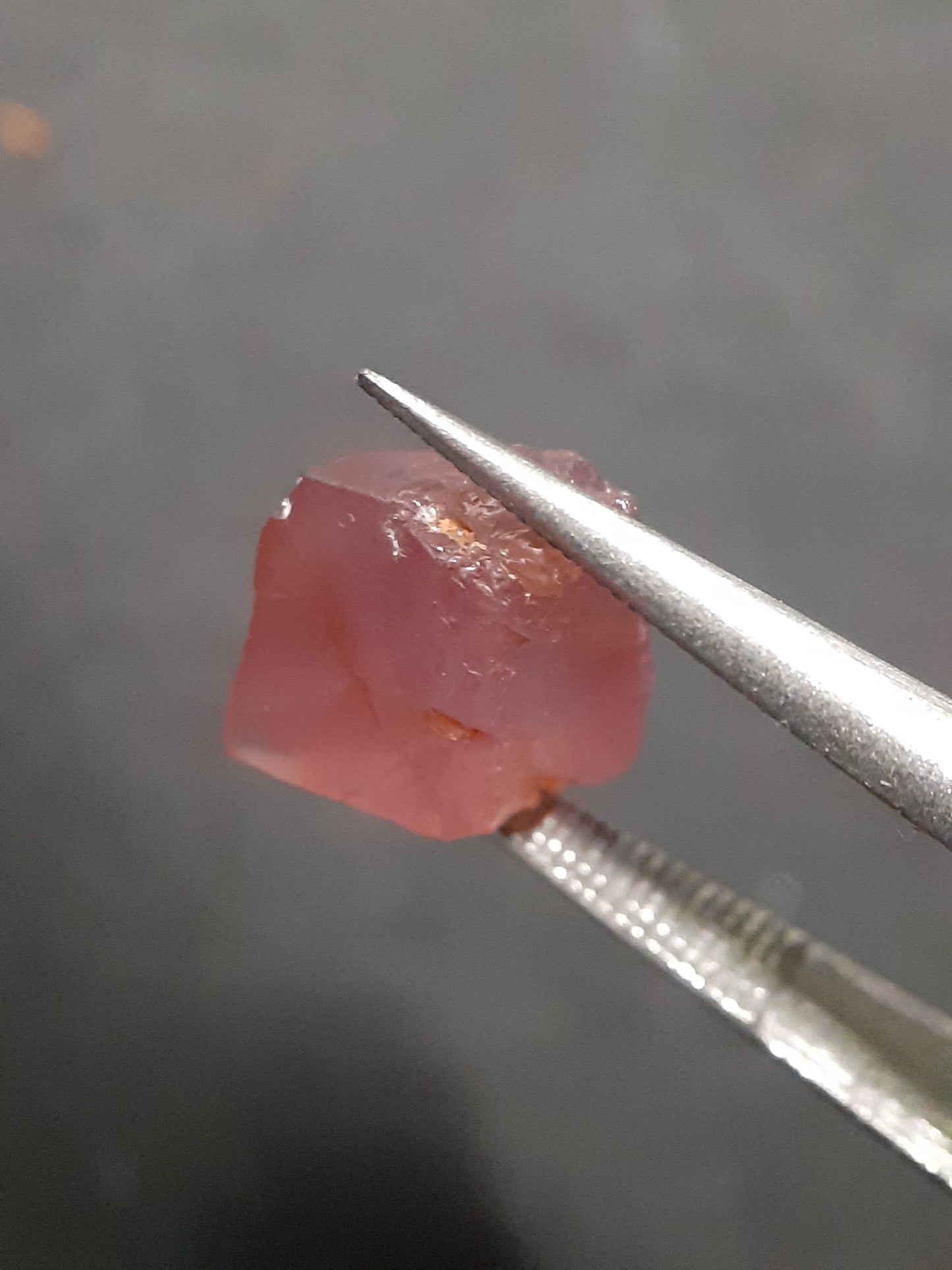 Natural purplish pink Spinel - 3.865 ct - Rough Gemstone for faceting - unheated