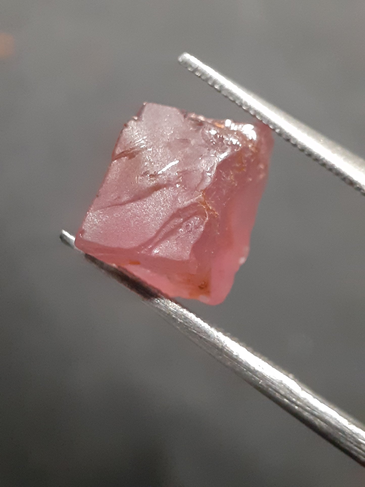 Natural purplish pink Spinel - 3.865 ct - Rough Gemstone for faceting - unheated