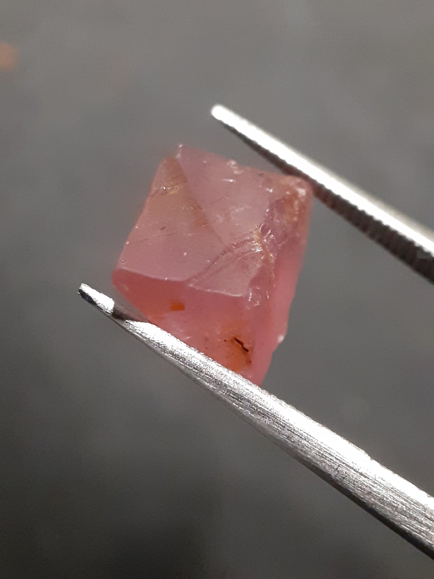 Natural purplish pink Spinel - 3.865 ct - Rough Gemstone for faceting - unheated