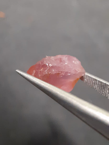 Natural purplish pink Spinel - 3.865 ct - Rough Gemstone for faceting - unheated