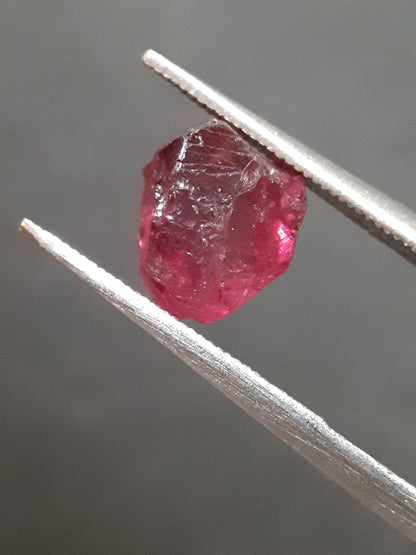 Natural rhodolite Garnet - 2.145 ct - Rough Garnet for faceting - unheated - purplish red