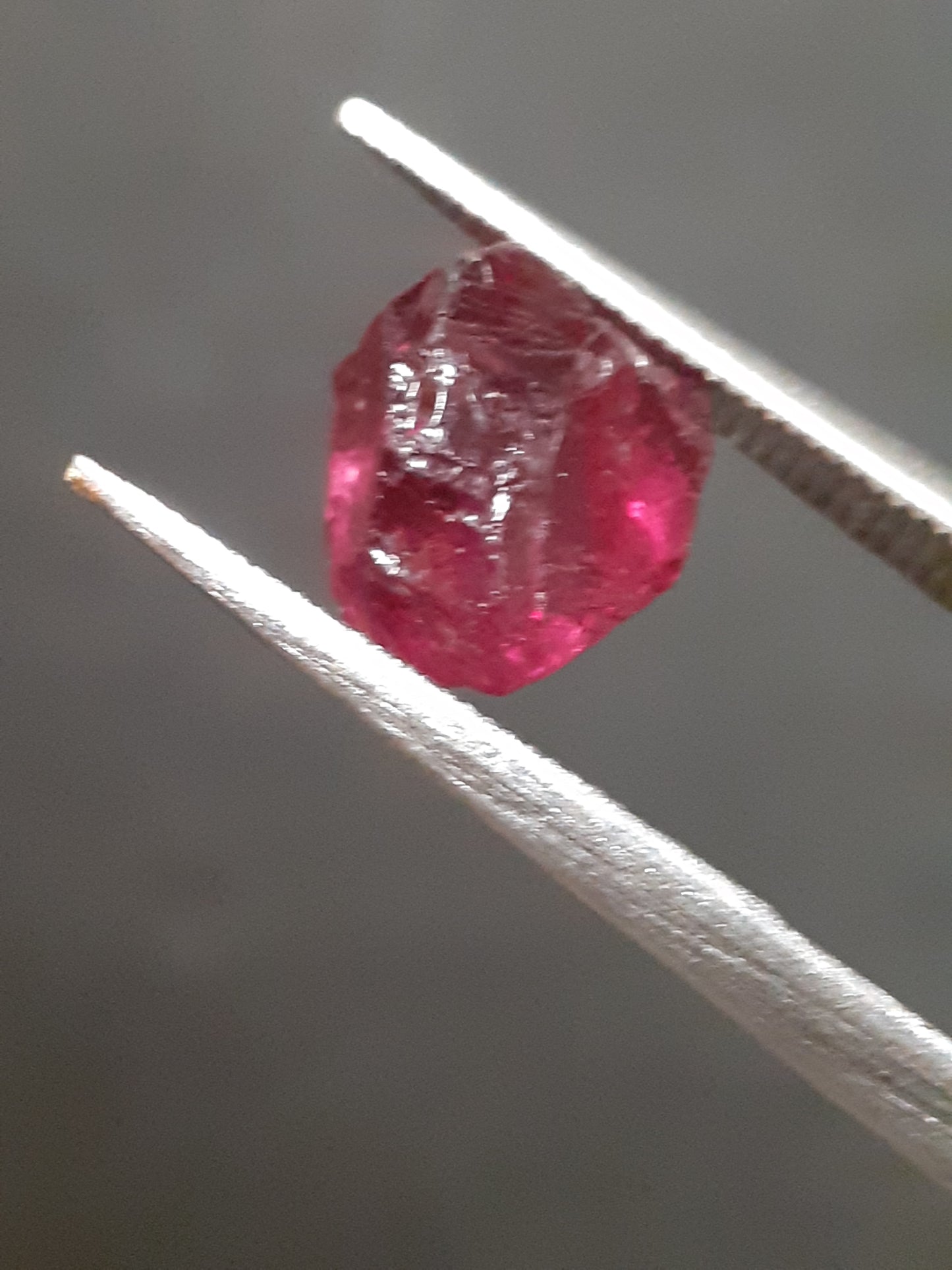 Natural rhodolite Garnet - 2.145 ct - Rough Garnet for faceting - unheated - purplish red