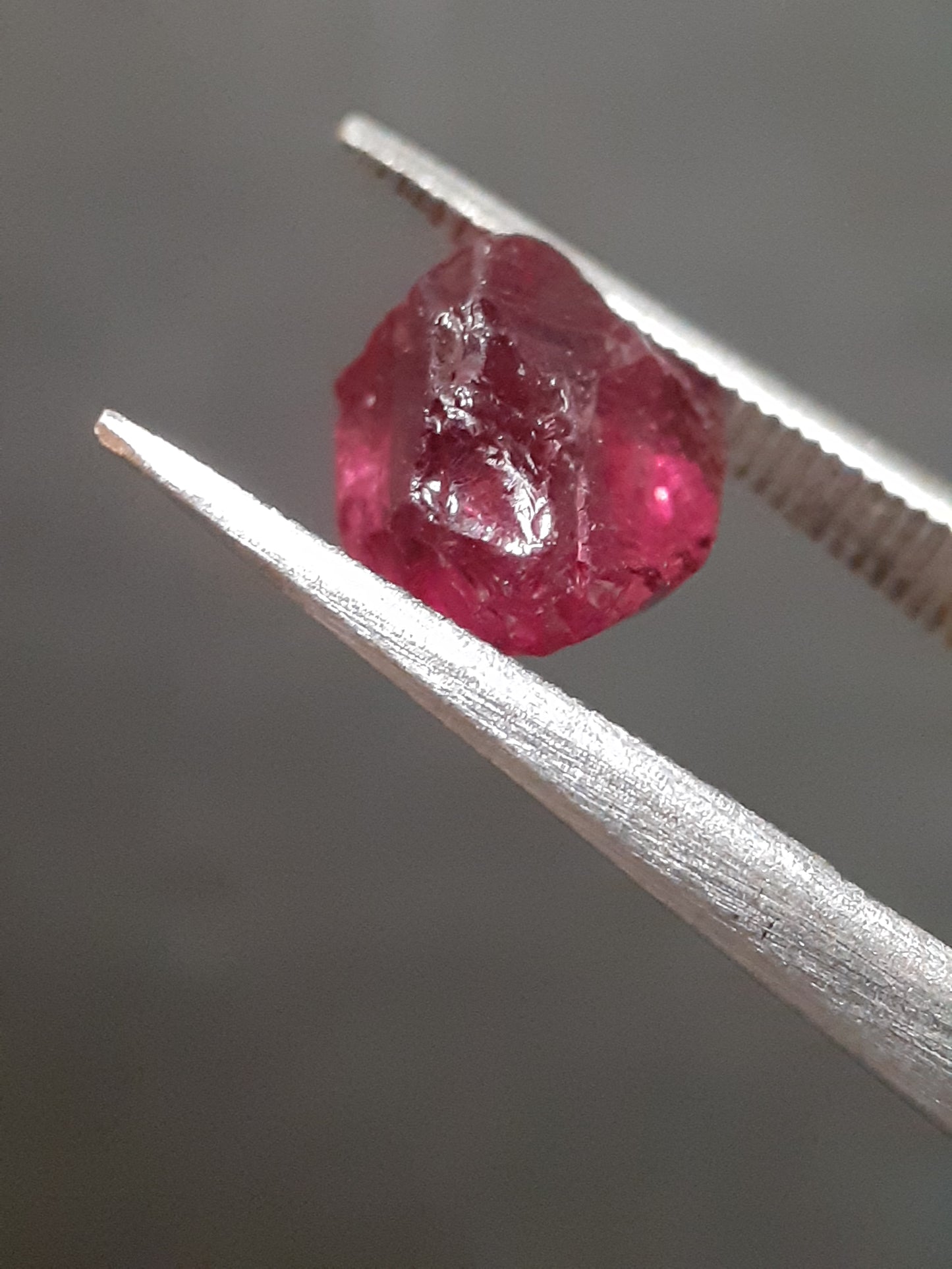 Natural rhodolite Garnet - 2.145 ct - Rough Garnet for faceting - unheated - purplish red