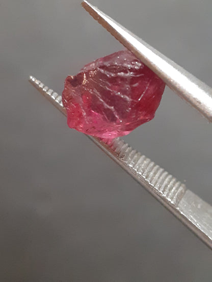 Natural rhodolite Garnet - 2.145 ct - Rough Garnet for faceting - unheated - purplish red