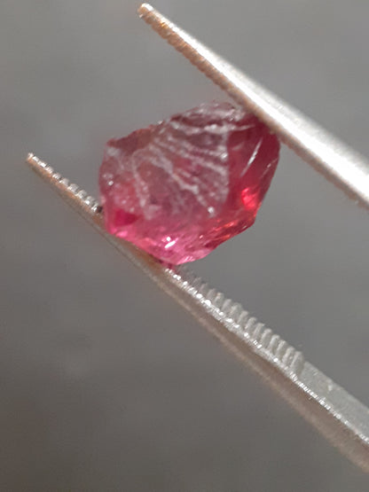 Natural rhodolite Garnet - 2.145 ct - Rough Garnet for faceting - unheated - purplish red