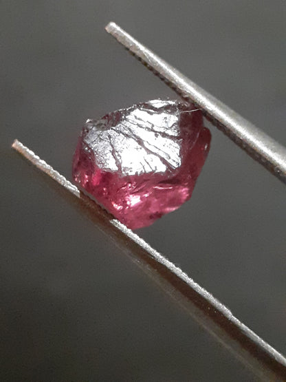 Natural rhodolite Garnet - 2.145 ct - Rough Garnet for faceting - unheated - purplish red