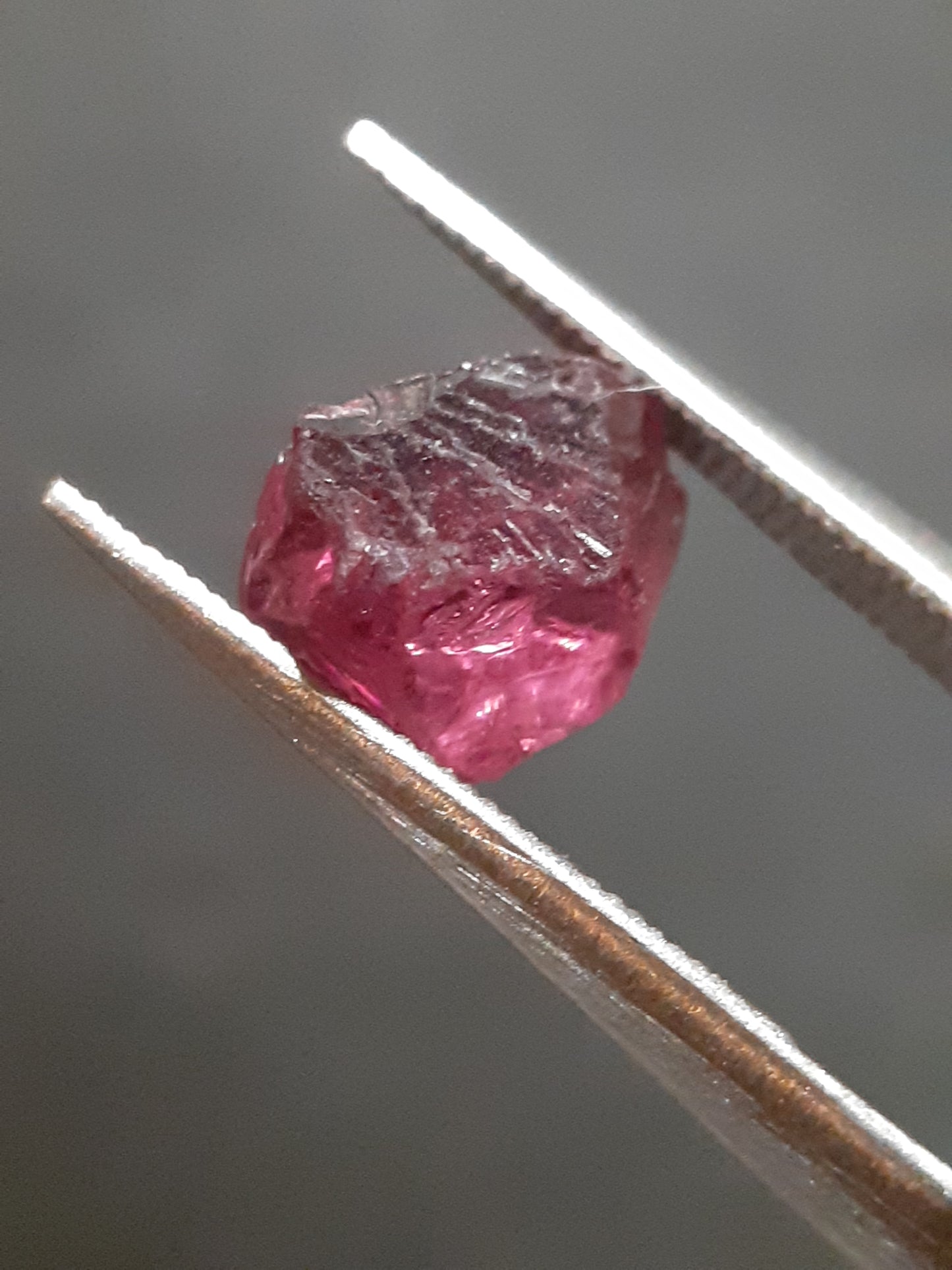 Natural rhodolite Garnet - 2.145 ct - Rough Garnet for faceting - unheated - purplish red