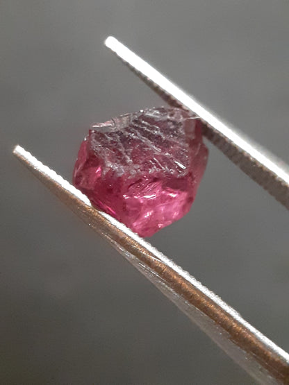 Natural rhodolite Garnet - 2.145 ct - Rough Garnet for faceting - unheated - purplish red