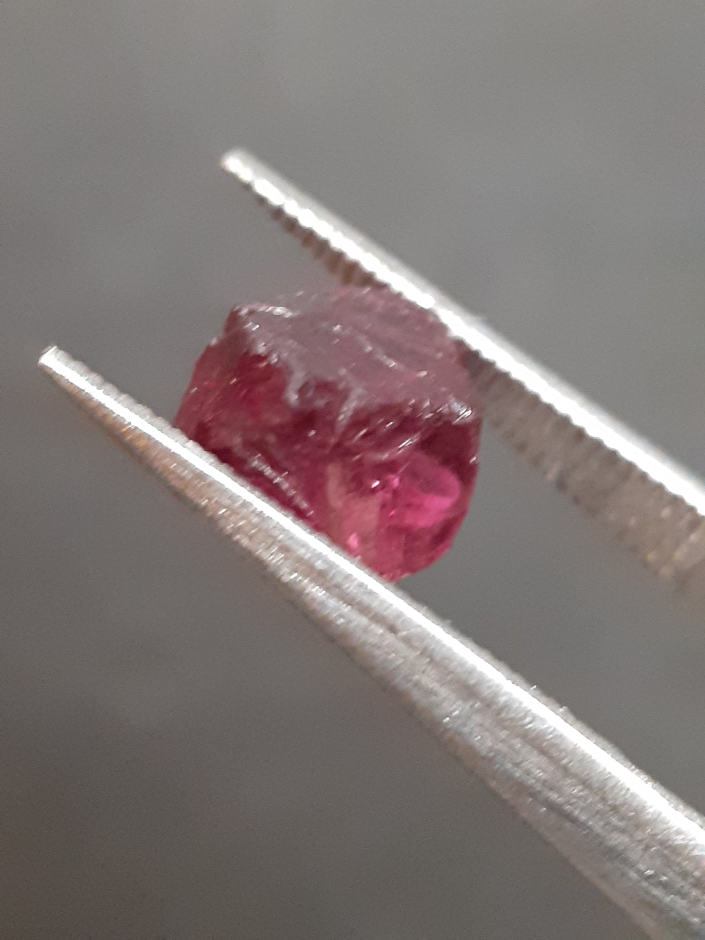 Natural rhodolite Garnet - 2.145 ct - Rough Garnet for faceting - unheated - purplish red