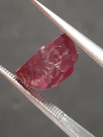 Natural rhodolite Garnet - 2.540 ct - Rough Garnet for faceting - unheated - pinkish purple