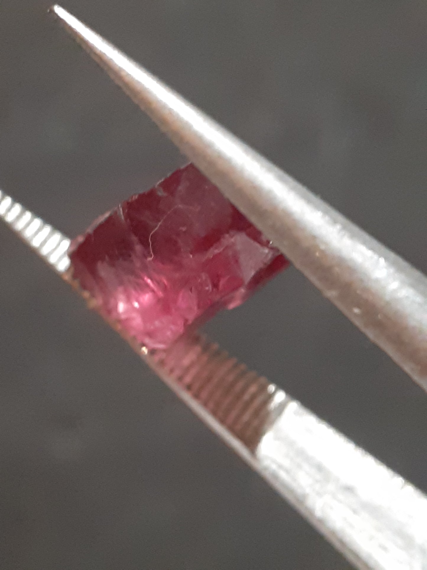 Natural rhodolite Garnet - 2.540 ct - Rough Garnet for faceting - unheated - pinkish purple