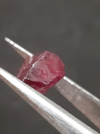 Natural rhodolite Garnet - 2.540 ct - Rough Garnet for faceting - unheated - pinkish purple