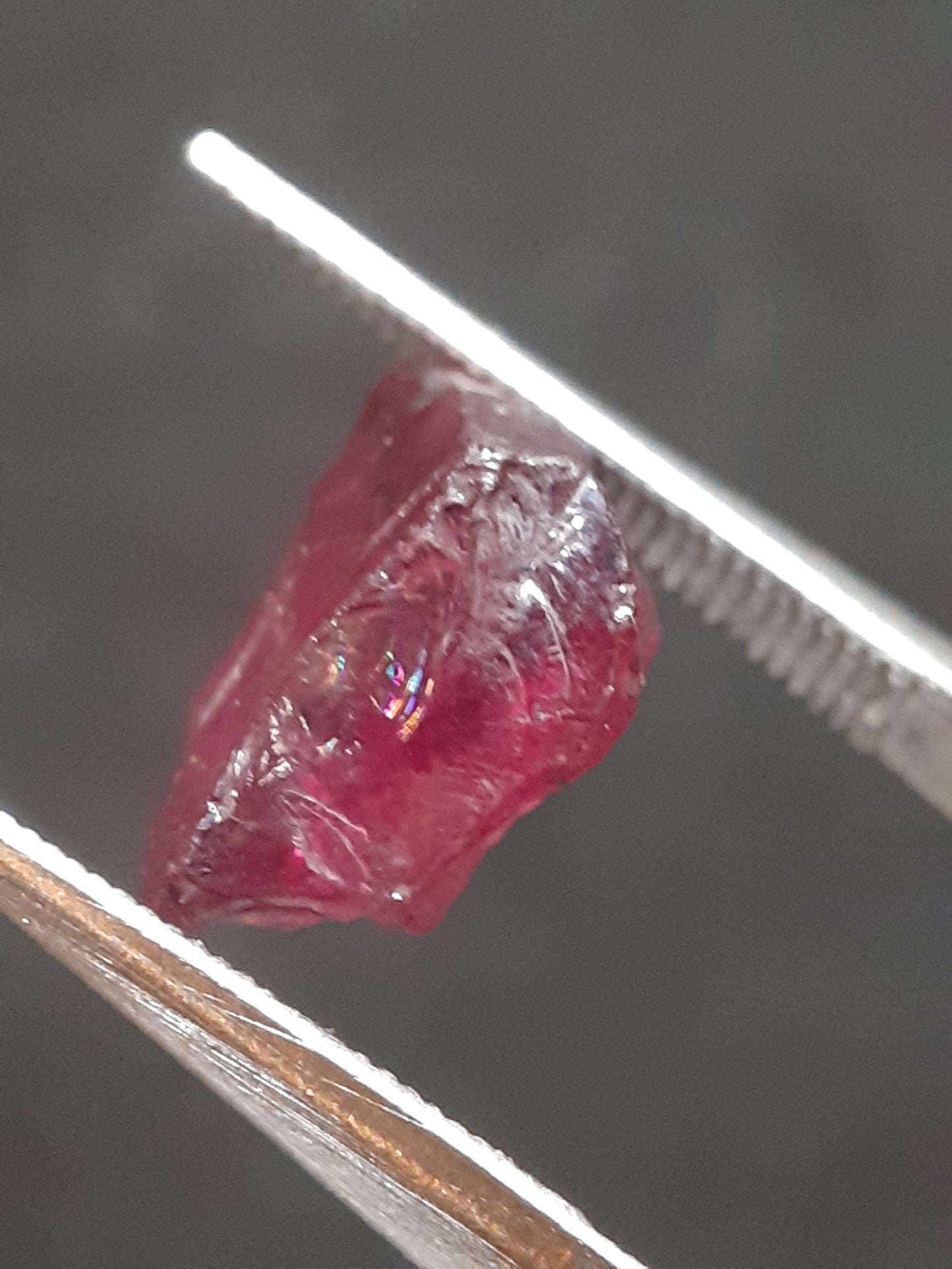 Natural rhodolite Garnet - 2.540 ct - Rough Garnet for faceting - unheated - pinkish purple