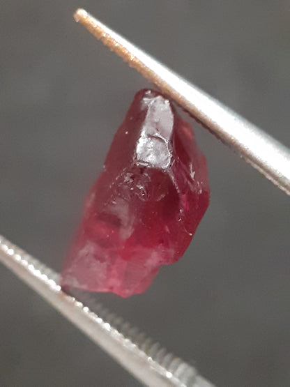 Natural rhodolite Garnet - 2.540 ct - Rough Garnet for faceting - unheated - pinkish purple