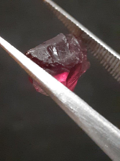 Natural rhodolite Garnet - 2.540 ct - Rough Garnet for faceting - unheated - pinkish purple