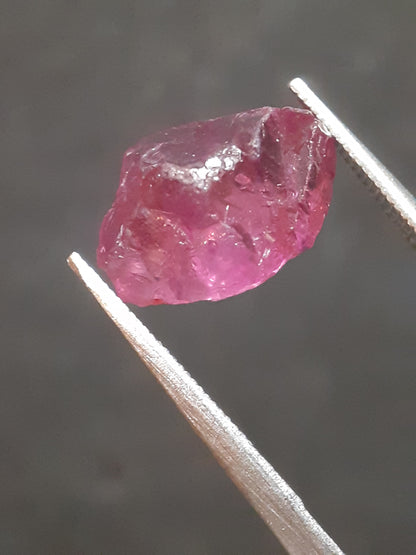 Natural Rhodolite Garnet - 3.309 ct - Rough Garnet for faceting - unheated - purplish pink