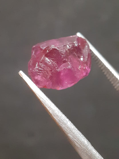 Natural Rhodolite Garnet - 3.309 ct - Rough Garnet for faceting - unheated - purplish pink