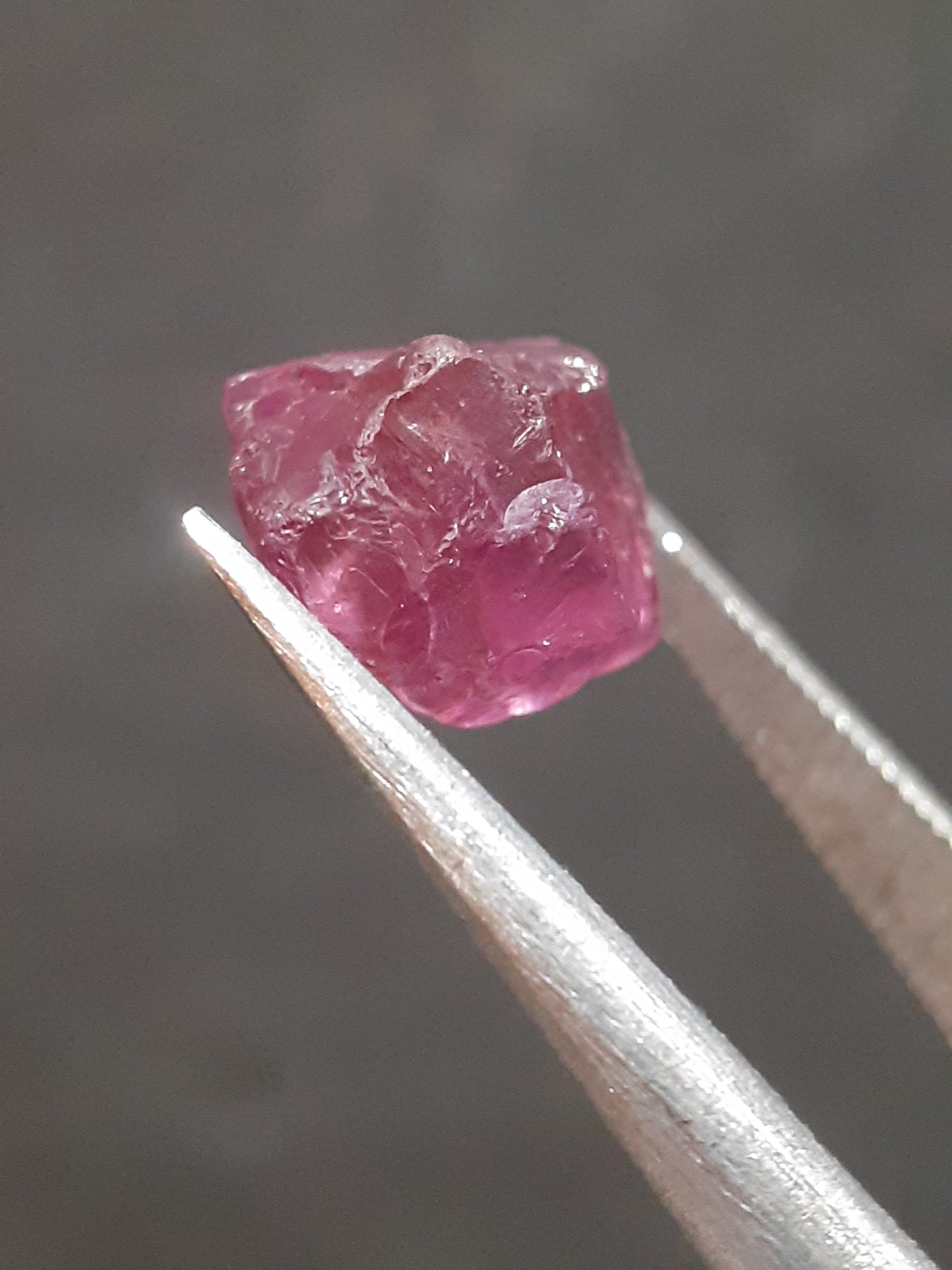 Natural Rhodolite Garnet - 3.309 ct - Rough Garnet for faceting - unheated - purplish pink