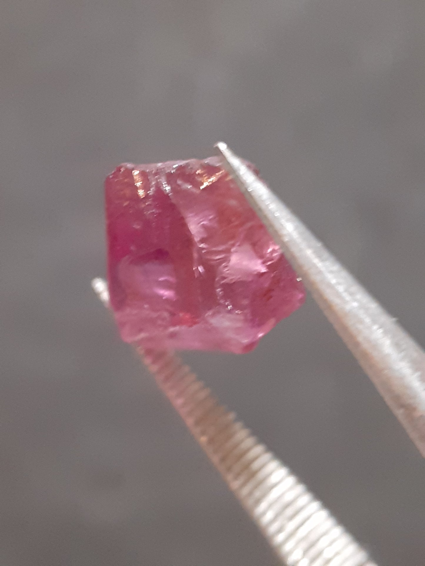 Natural Rhodolite Garnet - 3.309 ct - Rough Garnet for faceting - unheated - purplish pink